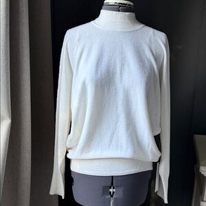 Nicole Miller 100% Extra fine Merino Wool Classic White Turtleneck Sweater Vback